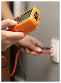 électricien à toul testant une prise électrique