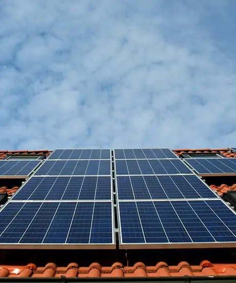 panneaux solaires sur un toit dans la ville de Toul