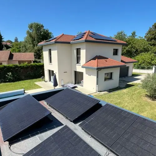 panneau solaire sur le toit d'une maison