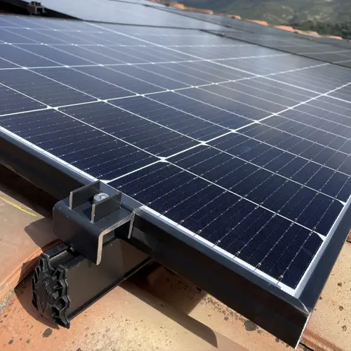 panneau solaire sur le toit d'une maison