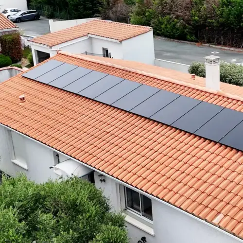 panneau solaire sur le toit d'une maison