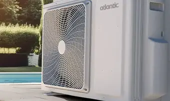 technicien installant une pompe à chaleur à Toul