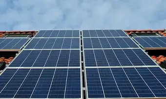 électricien dépannat un tableau électrique dans une maison à Toul