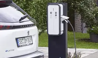 électricien dépannat un tableau électrique dans une maison à Toul